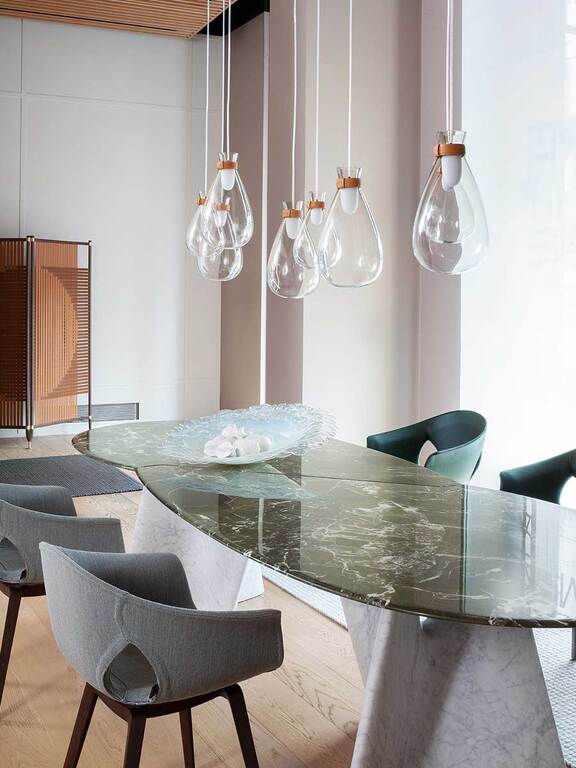 Soffi lampe design haut de gamme par Poltrona Frau, en verre soufflé et cuir Saddle Extra, alliance raffinée de lumière et de matière. Disponible chez D-Style Interior.