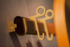 Ren miroir design haut de gamme par Poltrona Frau, en noyer Canaletto et cuir Saddle Extra Talpa, alliance d’élégance et de fonctionnalité. Disponible chez D-Style Interior.