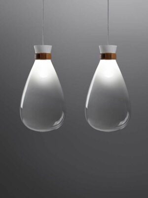 Soffi lampe design haut de gamme par Poltrona Frau, en verre soufflé et cuir Saddle Extra, alliance raffinée de lumière et de matière. Disponible chez D-Style Interior.