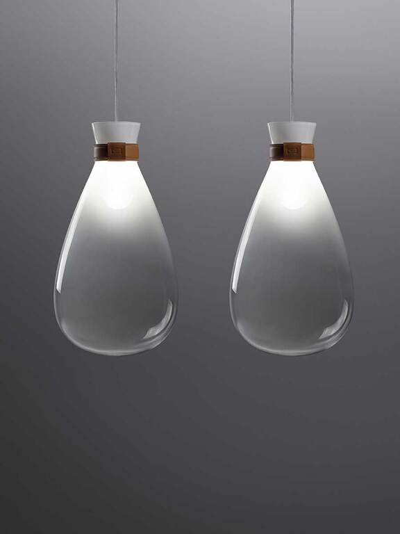 Soffi lampe design haut de gamme par Poltrona Frau, en verre soufflé et cuir Saddle Extra, alliance raffinée de lumière et de matière. Disponible chez D-Style Interior.