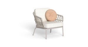 Fauteuil Iris Talenti d’extérieur avec coussins dans un espace outdoor