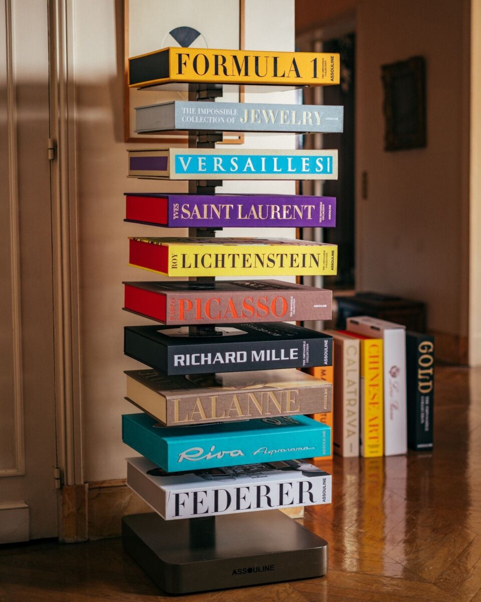 Volumes Assouline de la collection Ultimate empilés sur une tour Ultimate Tower, dans un appartement parisien