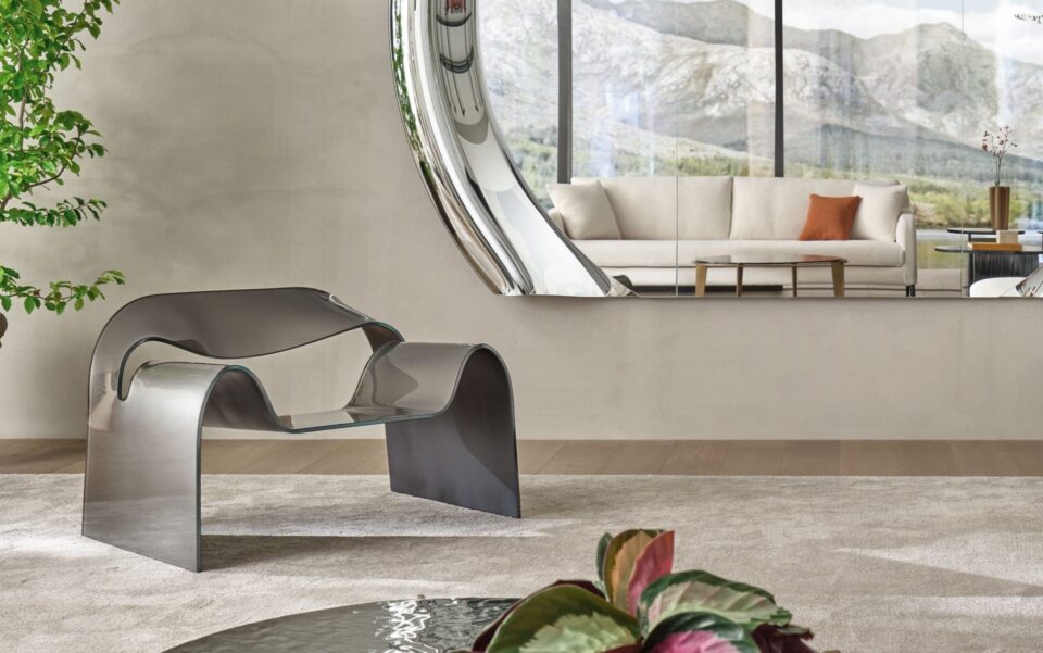 Fauteuil Ghost de Fiam Italia en verre courbé, dans un salon