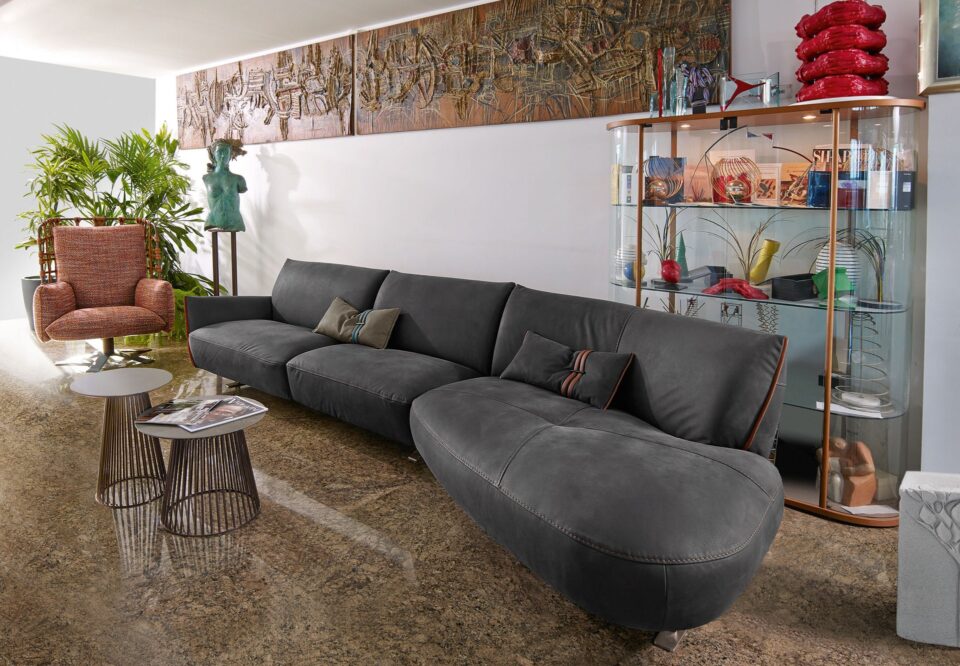 Canapé Cocoon de Gamma Arredamenti en cuir gris anthracite, coutures apparentes, dans un salon