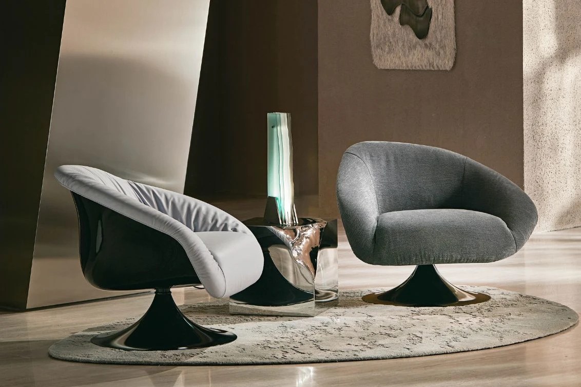 Deux fauteuils pivotants Bloomington de Visionnaire, coque laquée noir brillant et assise en cuir et en tissu, chez D-Style Interior