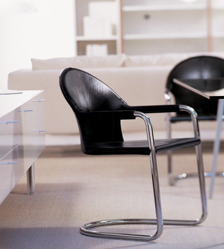 Fauteuil 712 de Polflex en cuir noir, piètement chromé en porte-à-faux