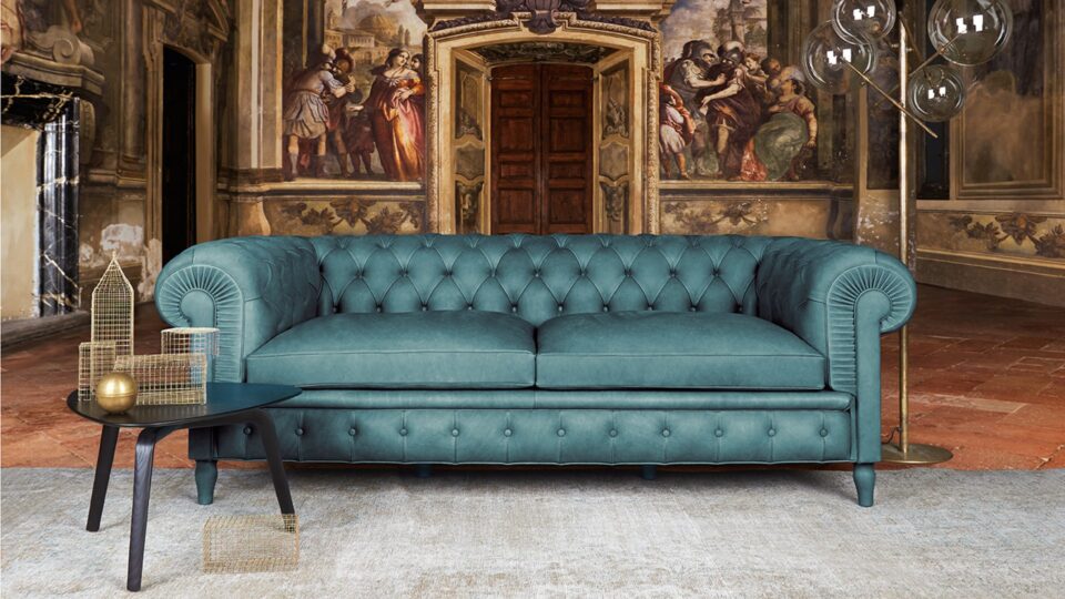 Canapé Chester One de Poltrona Frau en cuir Pelle Frau bleu canard, dans un salon à fresques