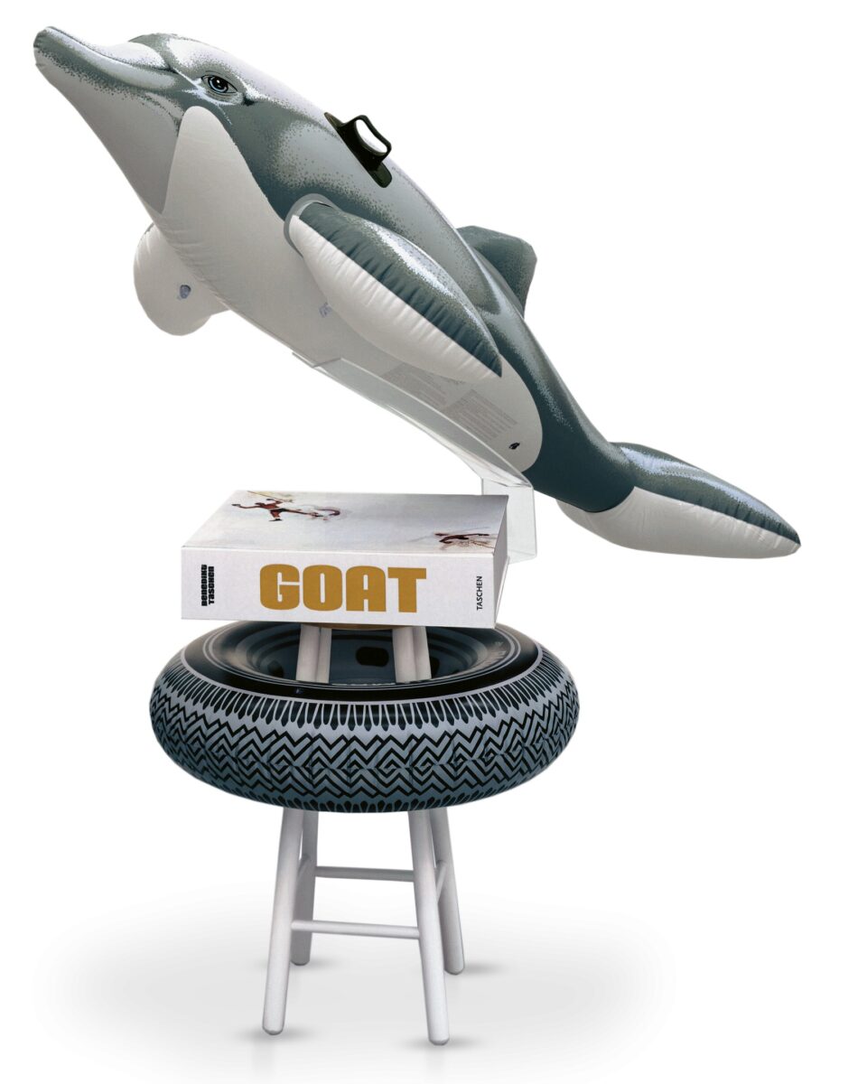 GOAT, Champ's Edition de TASCHEN avec la sculpture Radial Champs de Jeff Koons
