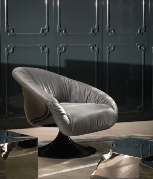 Fauteuil Bloomington Baggy de Visionnaire en situation, garnissage en cuir gris sur coque laquée noir brillant