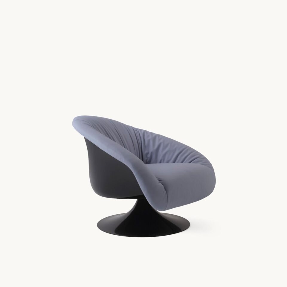 Fauteuil Bloomington Baggy de Visionnaire vu de trois quarts, base pivotante laquée noir brillant