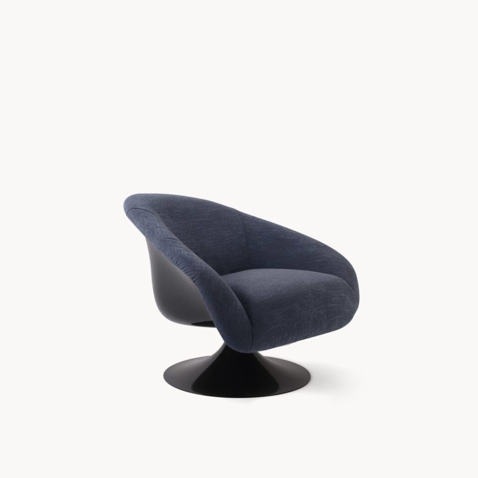 Fauteuil Bloomington de Visionnaire vu de trois quarts, assise en tissu sur base pivotante