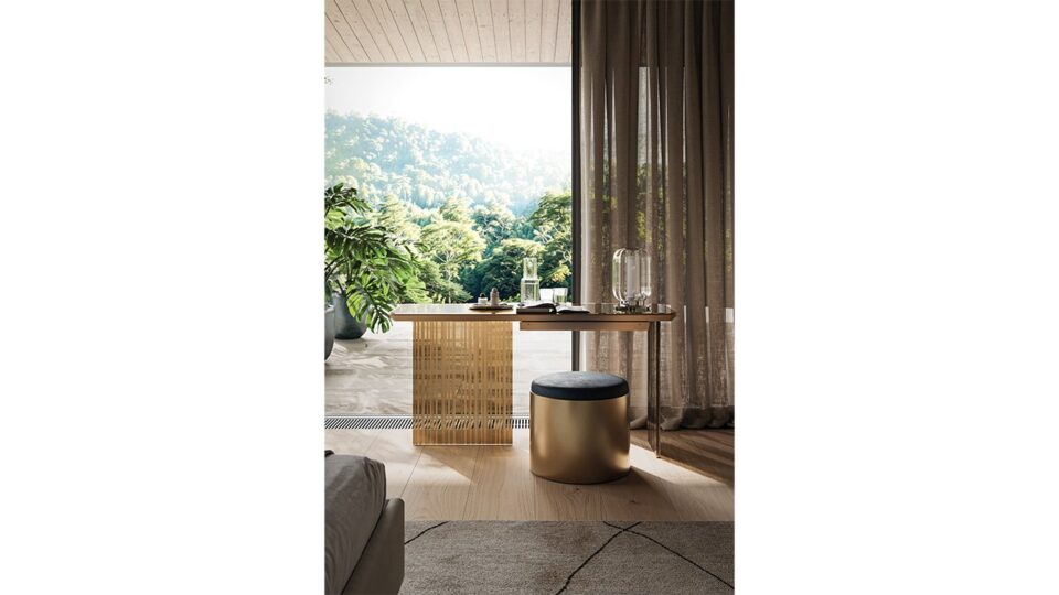 Pouf Tau 40 Steel de Reflex Angelo devant le bureau Monolite, base dorée et coussin bleu nuit